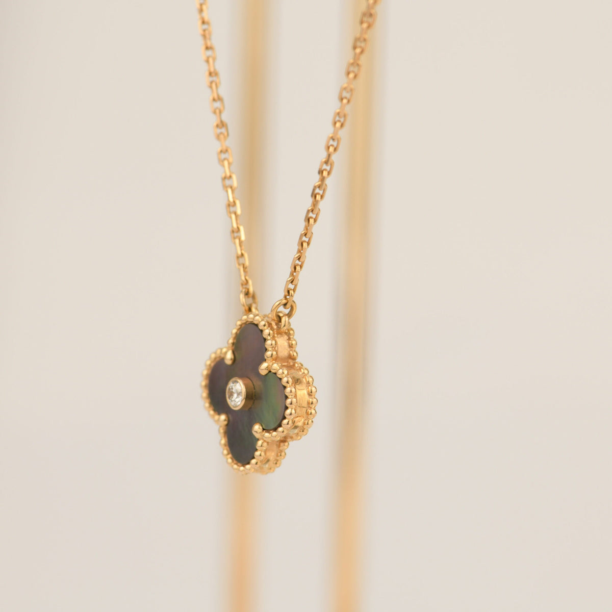 [sparkle Jewelry ]CLOVER 15MM DIAMOND AND MOTHER-OF-GREY NECKLACE