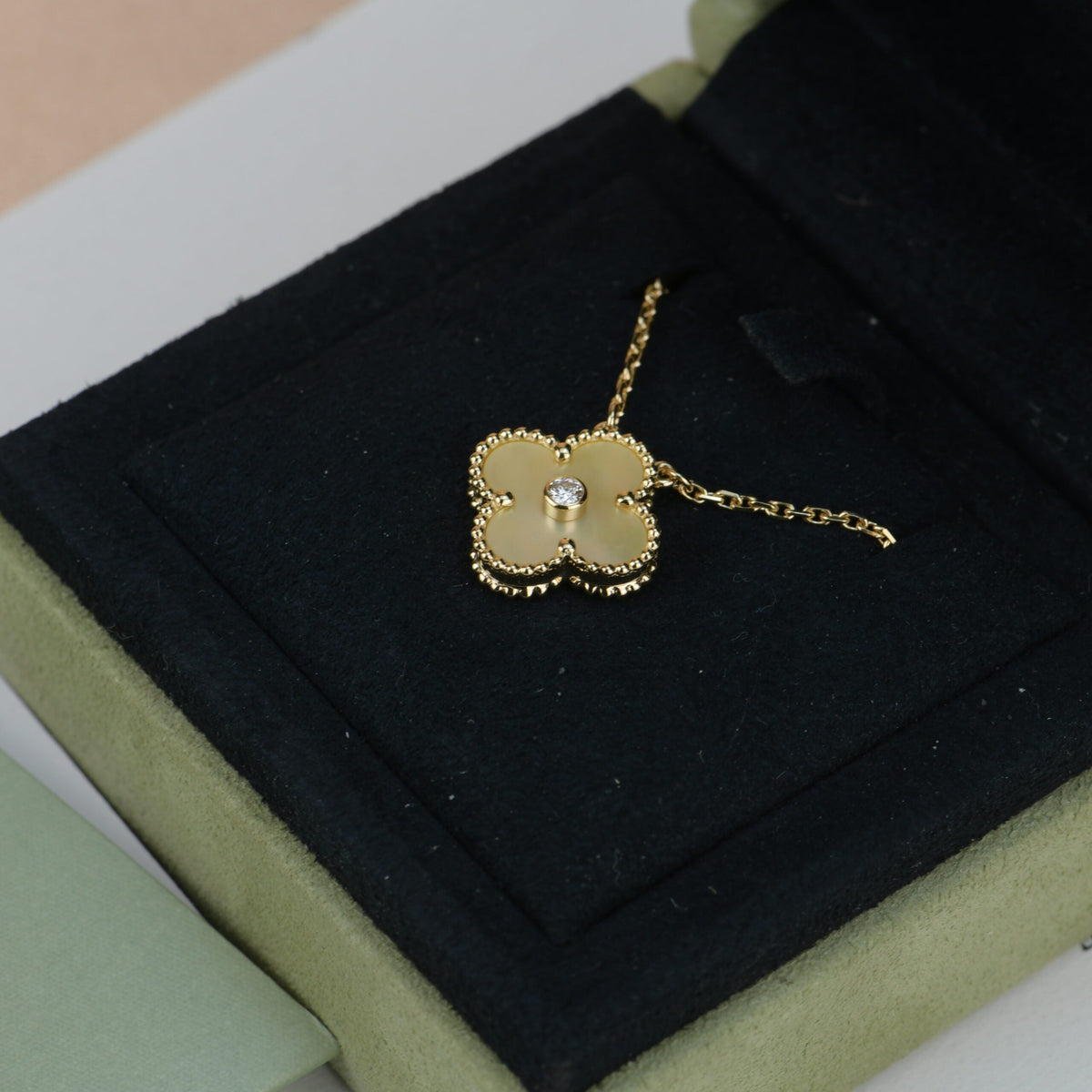 [sparkle Jewelry ]CLOVER 15MM DIAMOND GOLD MOTHER OF PEARL NECKLACE