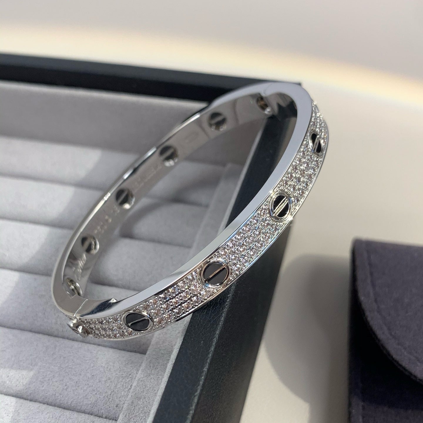 [Sparkle]KLASSISCHER 6.1MM LOVE ARMREIF – DIAMANT PAVÉ & SCHWARZE KERAMIK