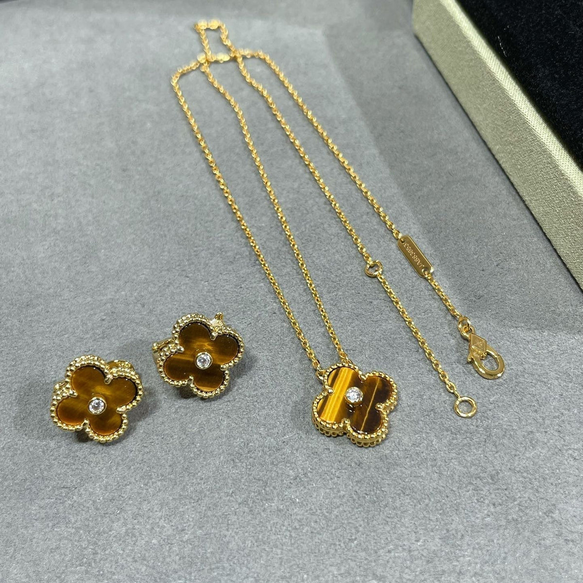 [sparkle Jewelry ]CLOVER 15MM DIAMOND AND YELLOW TIGER'S EYE AGATE necklace