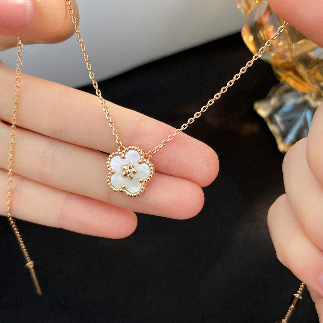 [sparkle Jewelry ]LUCKY  WHITE MOP  PLUM BLOSSOM NECKLACE
