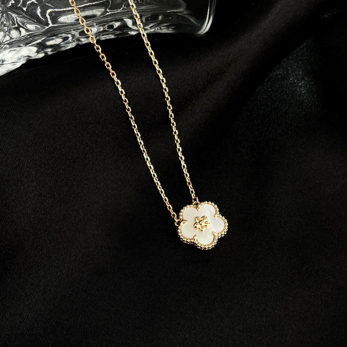 [sparkle Jewelry ]LUCKY  WHITE MOP  PLUM BLOSSOM NECKLACE