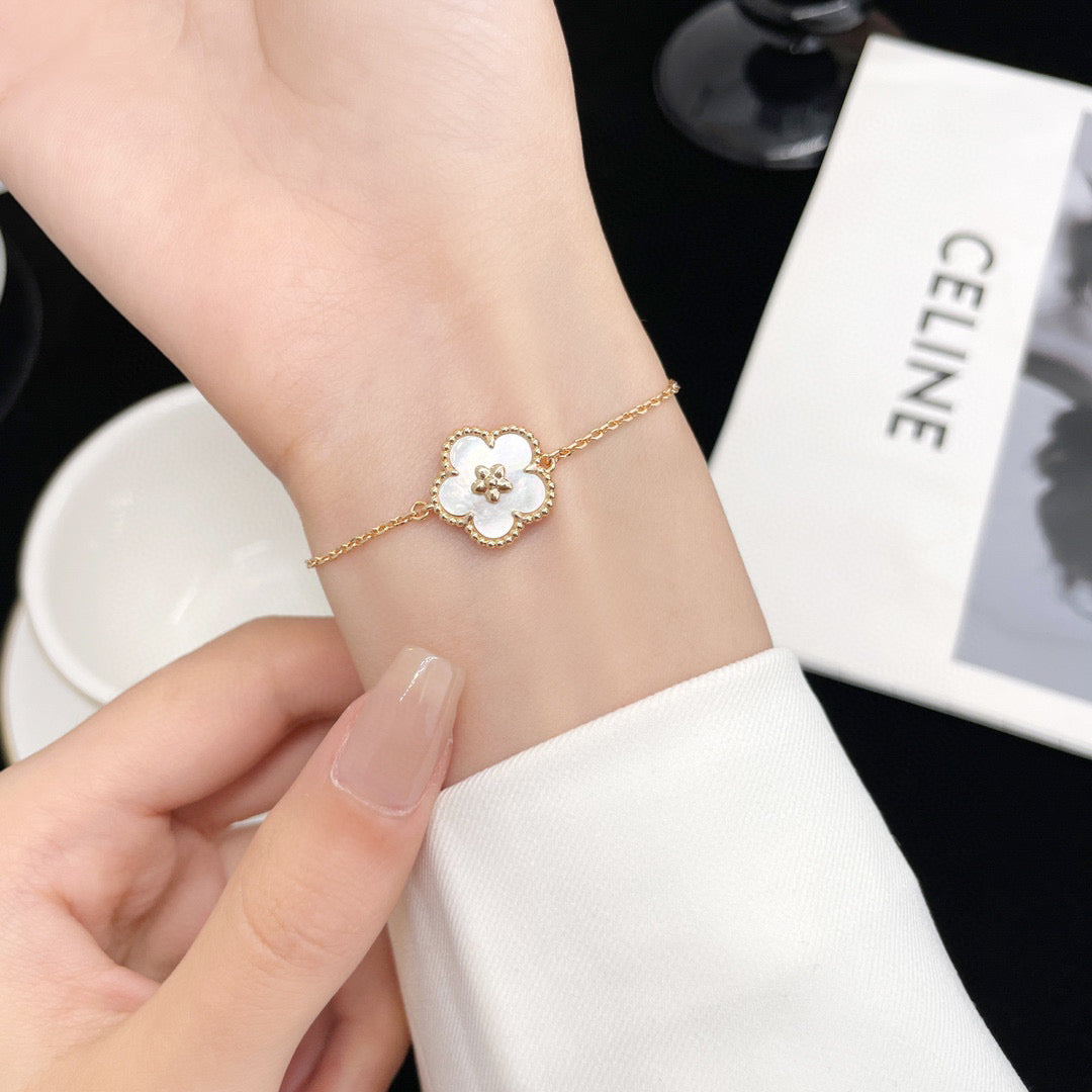 [sparkle Jewelry ]LUCKY WHITE MOP PLUM BLOSSOM  BRACELET