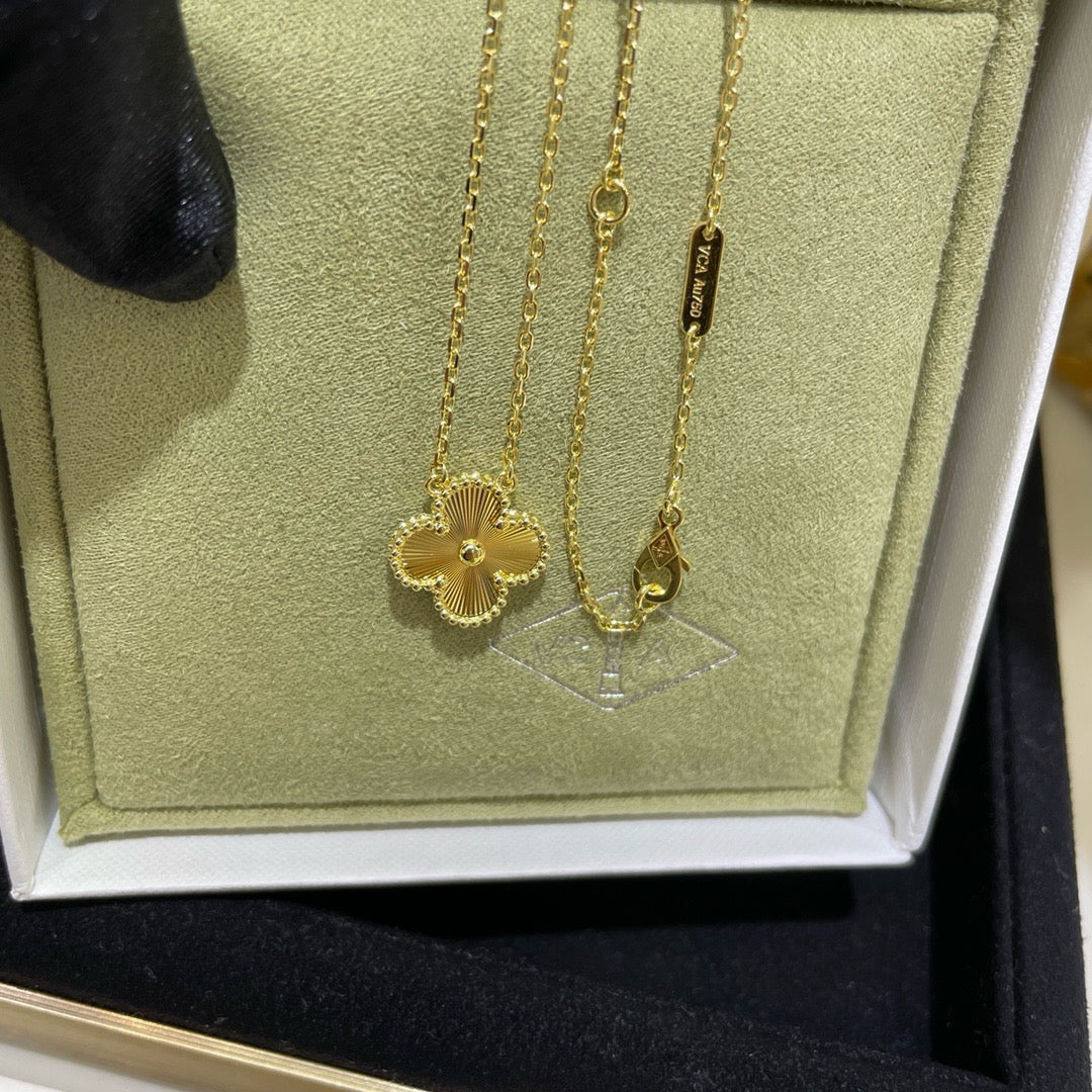 [sparkle Jewelry ]CLOVER 15MM LASER NECKLACE