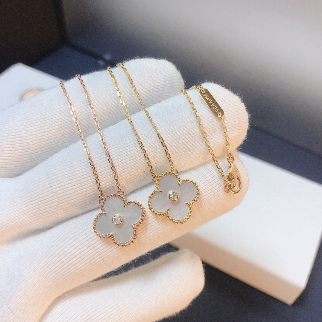 [sparkle Jewelry ]CLOVER 15MM DIAMOND WHITE FRITILLARIA NECKLACE