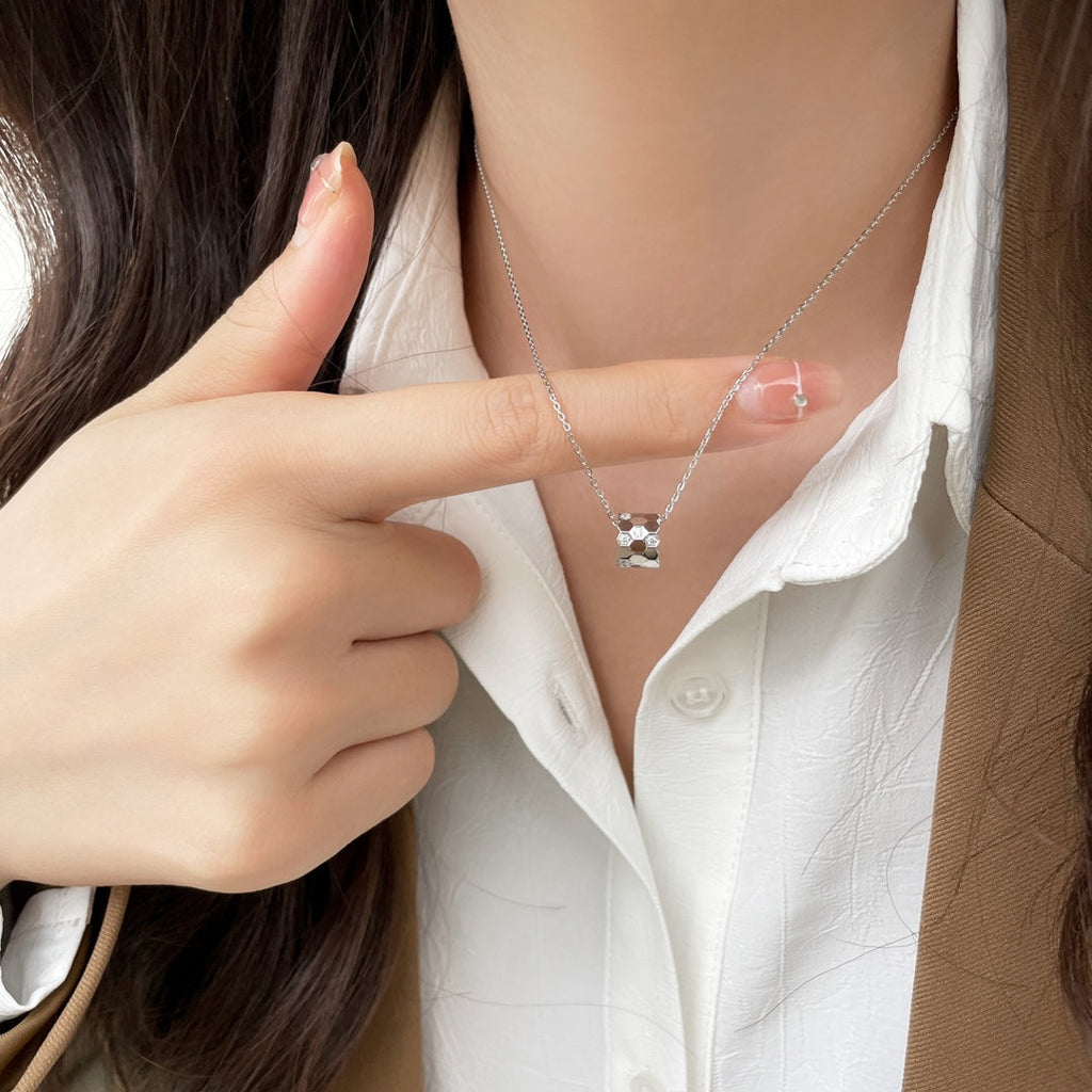 [sparkle Jewelry ]BEE MINI PEDANT DIAMOND NECKLACE