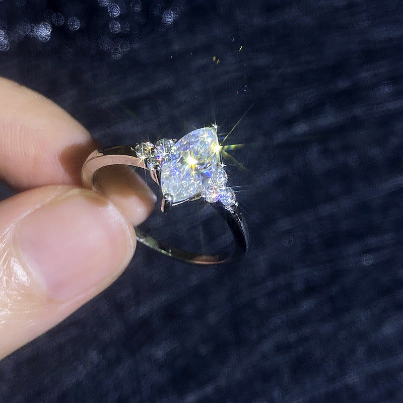 [Sparkle]サイドアクセント付きエレガントマーキスカットモアッサナイトリング