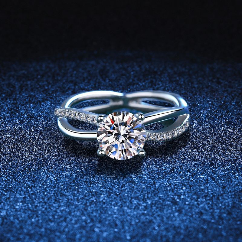[sparkle]ELEGANT 4-PRONG CROSSOVER MOISSANITE ENGAGEMENT RING