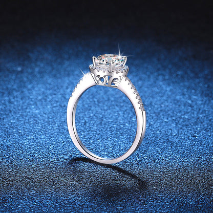 [sparkle]RADIANT ROUND HALO MOISSANITE ENGAGEMENT RING