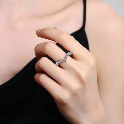 [sparkle]ELEGANT V-SHAPED CHEVRON MOISSANITE RING