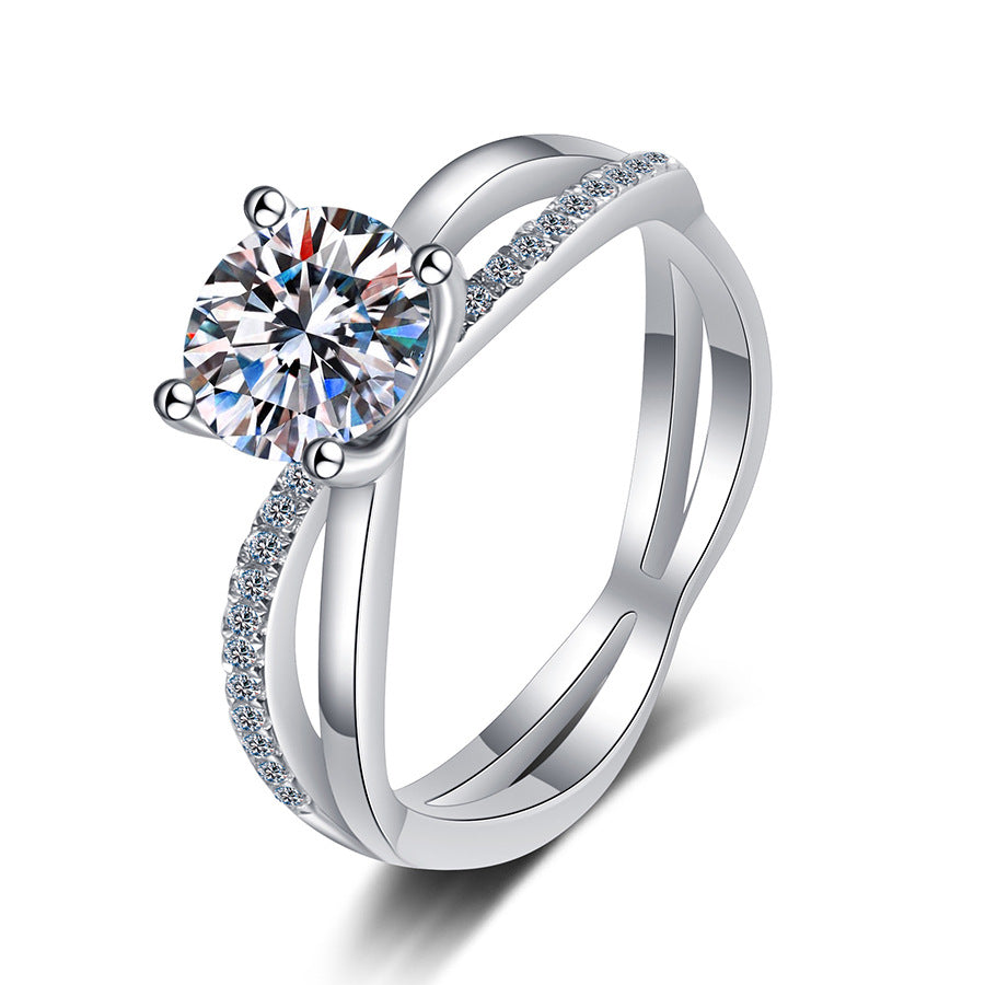 [sparkle]ELEGANT 4-PRONG CROSSOVER MOISSANITE ENGAGEMENT RING
