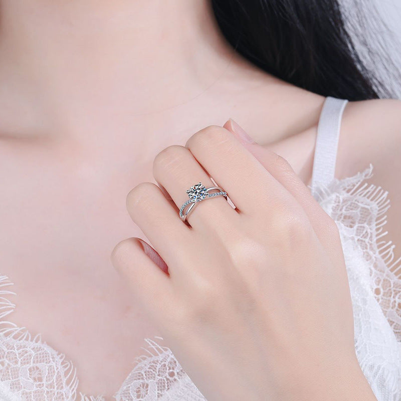 [sparkle]ELEGANT 4-PRONG CROSSOVER MOISSANITE ENGAGEMENT RING