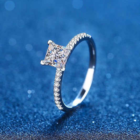 [Sparkle]ELEGANTER MOISSANIT-VERLOBUNGSRING IM PRINCESS-SCHLIFF