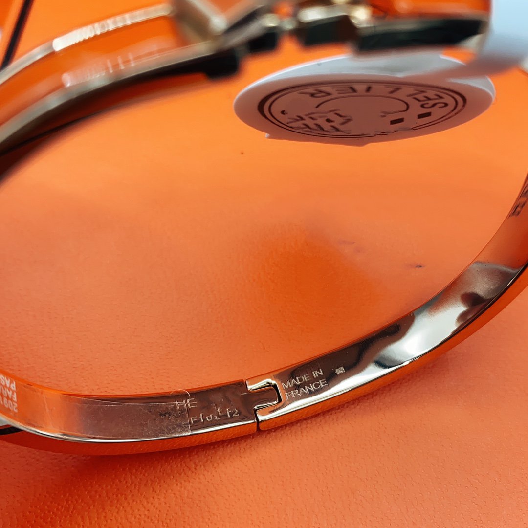 [sparkle Jewelry ]CLASSIC HM CLIC RED 8MM ENAMEL BRACELET