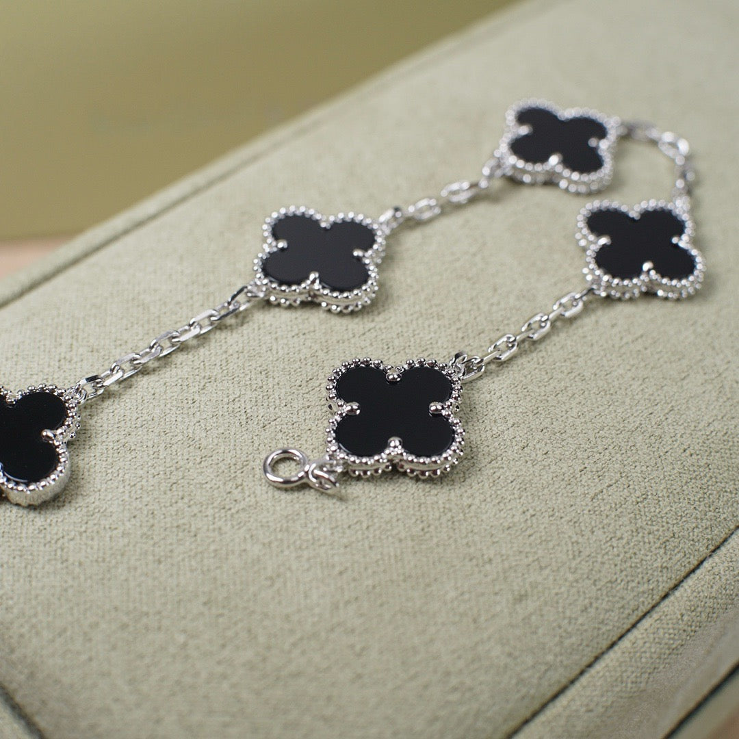 [Sparkle]GLÜCKSKLEE-ARMREIF MIT 5 MOTIVEN – KOLLEKTION SCHWARZES ONYX