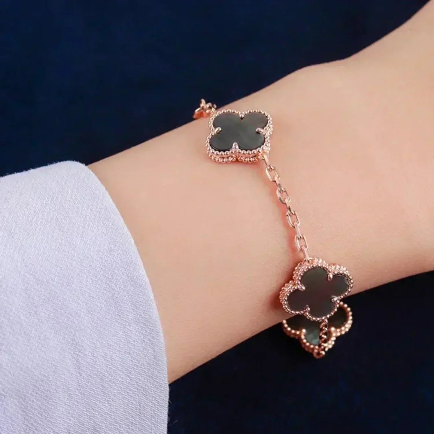[Sparkle]LUCKY CLOVER 5モチーフ ブレスレット - グレー マザーオブパール コレクション