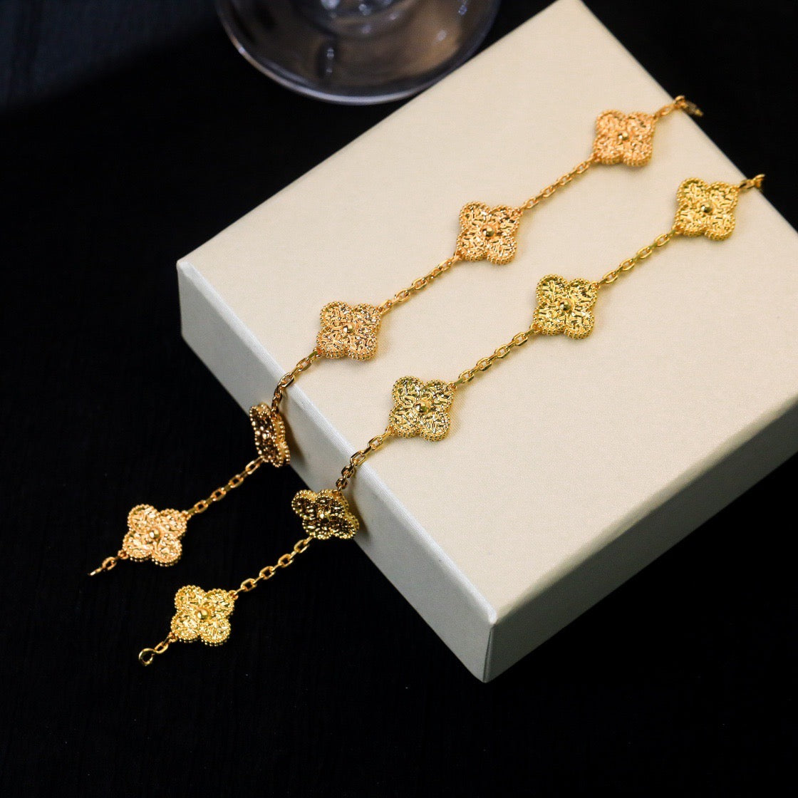 [Sparkle]GLÜCKKLEE-ARMBAND MIT 5 MOTIVEN – BRONZIERUNG