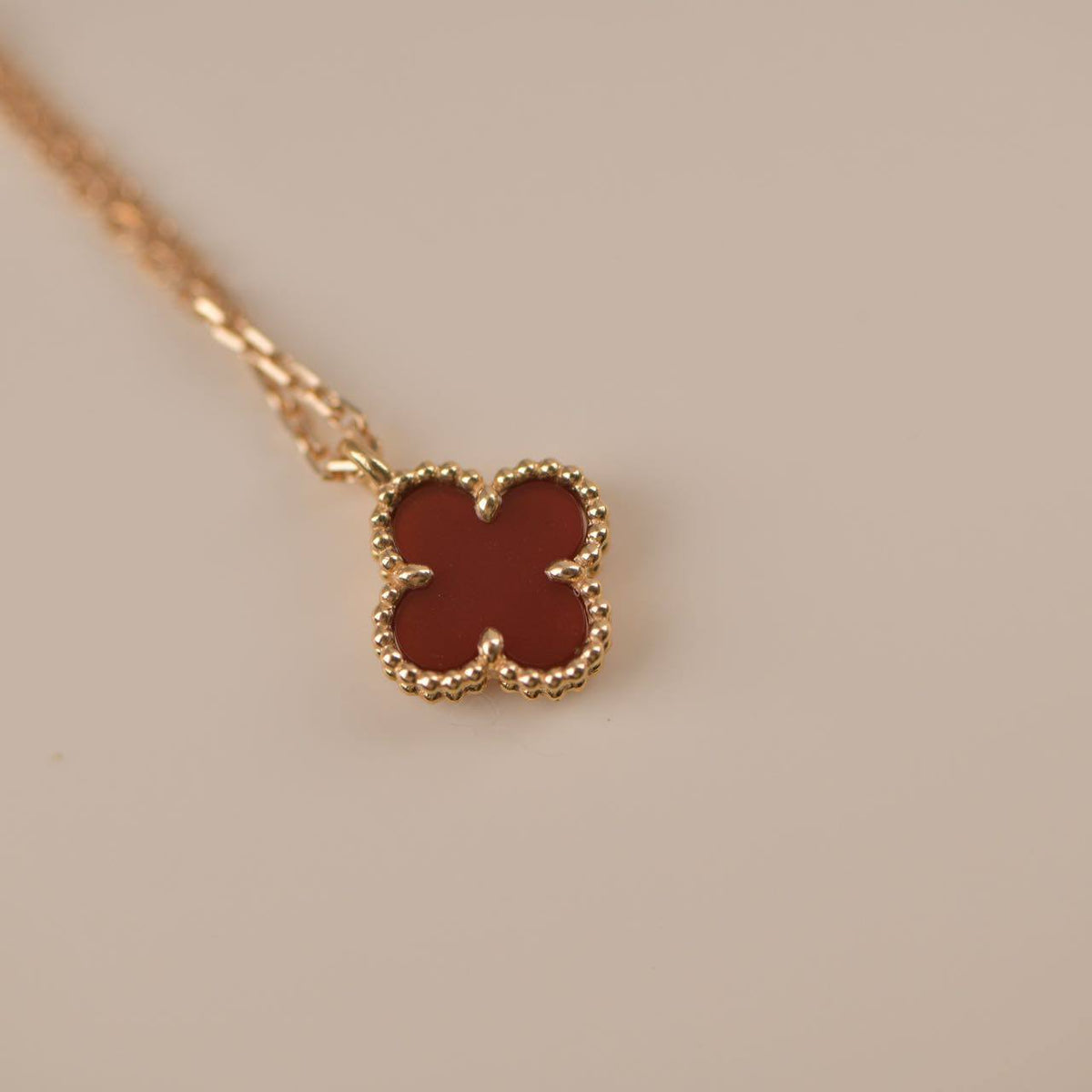 [sparkle Jewelry ]CLOVER MINI 9.5MM WHITE CARNELIANS NECKLACE