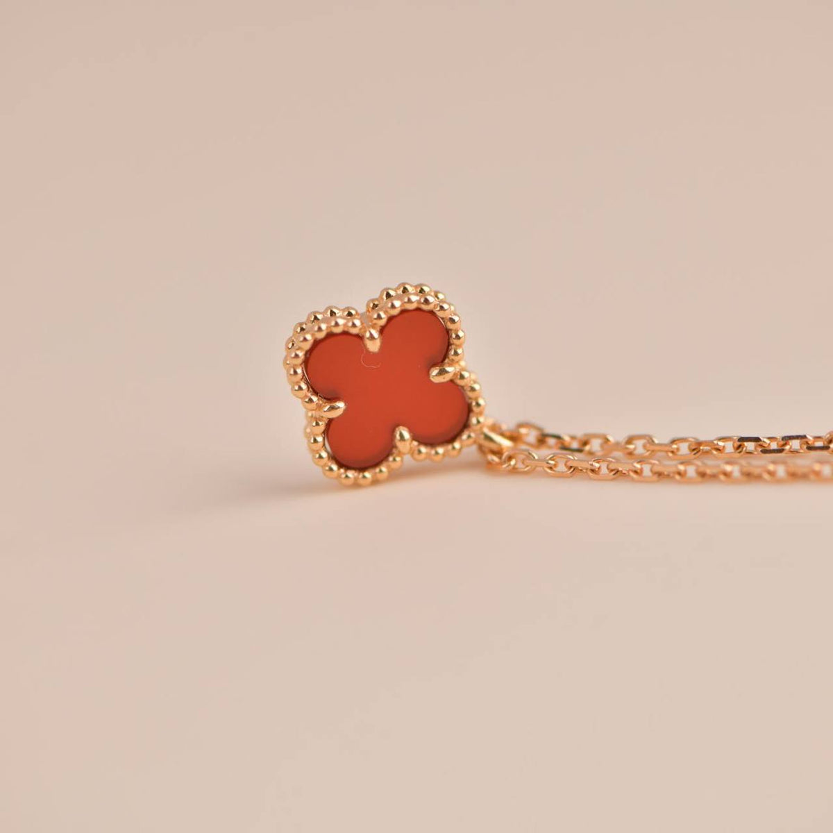 [sparkle Jewelry ]CLOVER MINI 9.5MM WHITE CARNELIANS NECKLACE