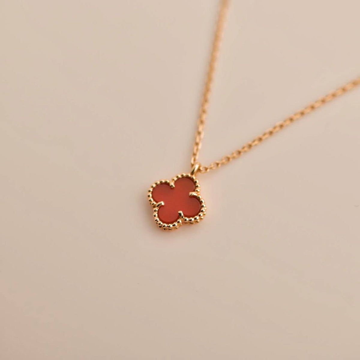 [sparkle Jewelry ]CLOVER MINI 9.5MM WHITE CARNELIANS NECKLACE