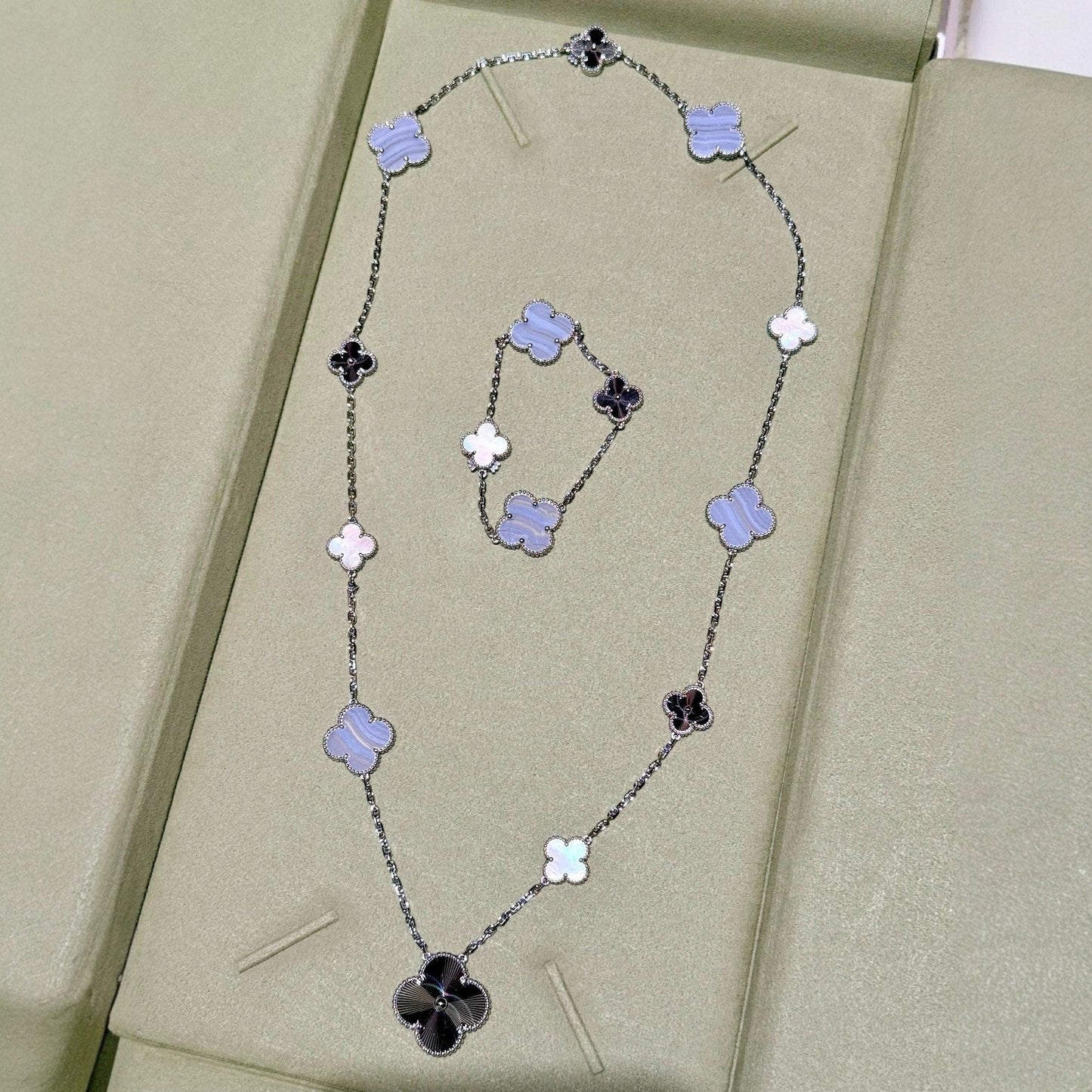 [Sparkle]DETACHABLE 15-MOTIF CLOVER STATEMENT SET - PURPLE CHALCEDONY & LASER