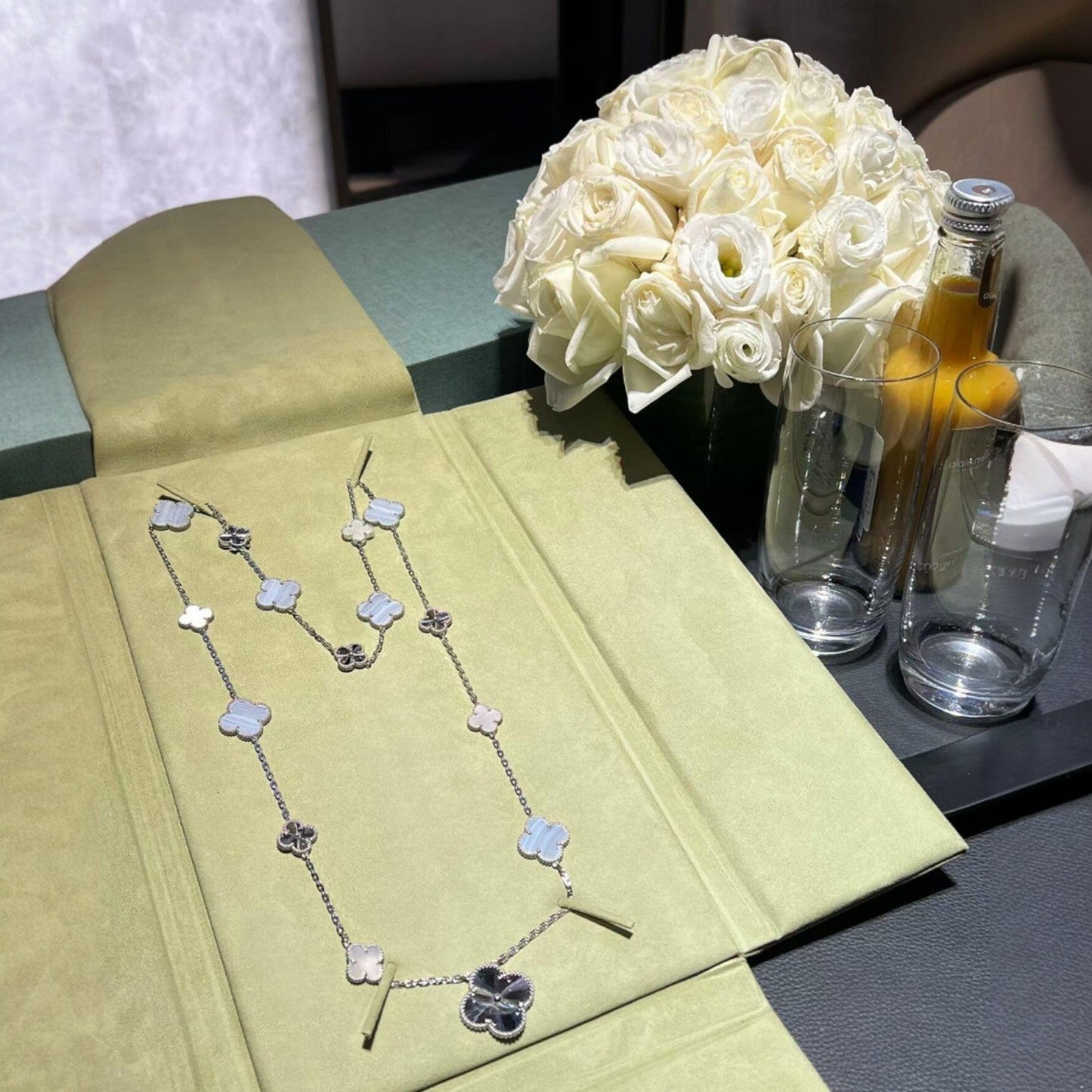 [Sparkle]DETACHABLE 15-MOTIF CLOVER STATEMENT SET - PURPLE CHALCEDONY & LASER
