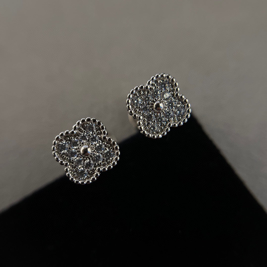 [sparkle Jewelry ]CLOVER MINI DIAMOND STUD EARRINGS