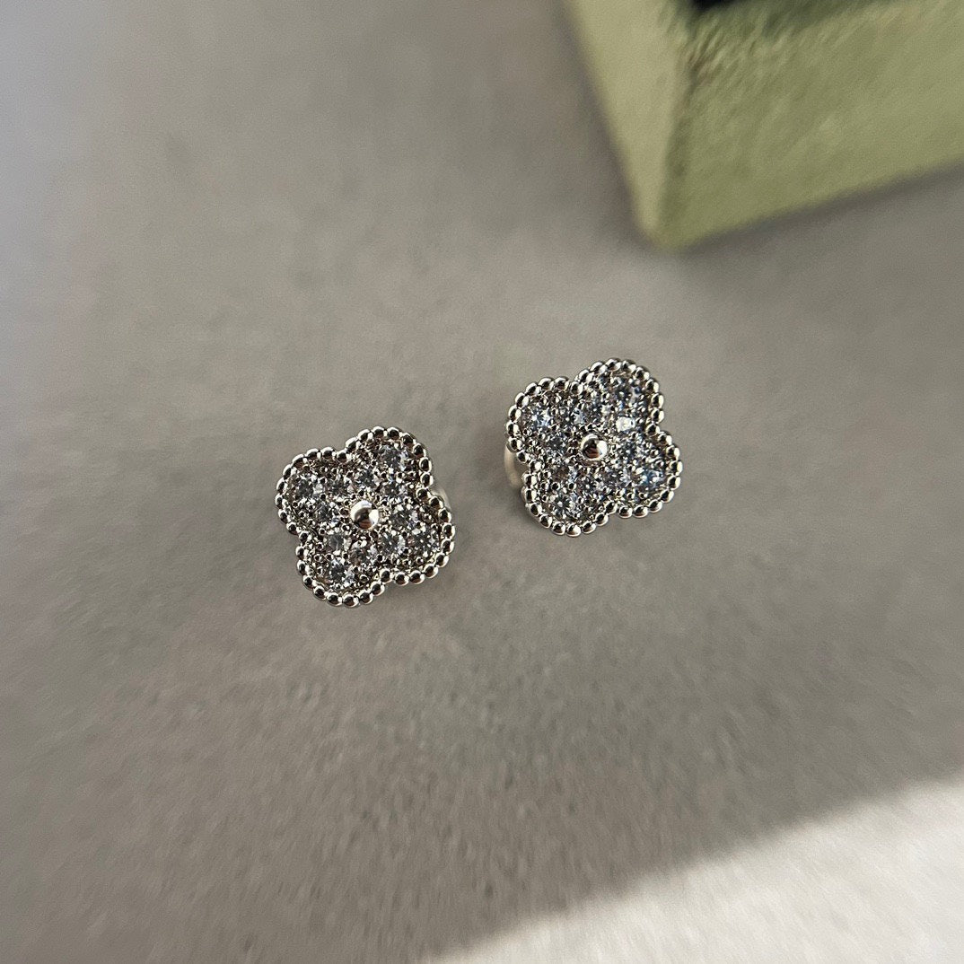 [sparkle Jewelry ]CLOVER MINI DIAMOND STUD EARRINGS