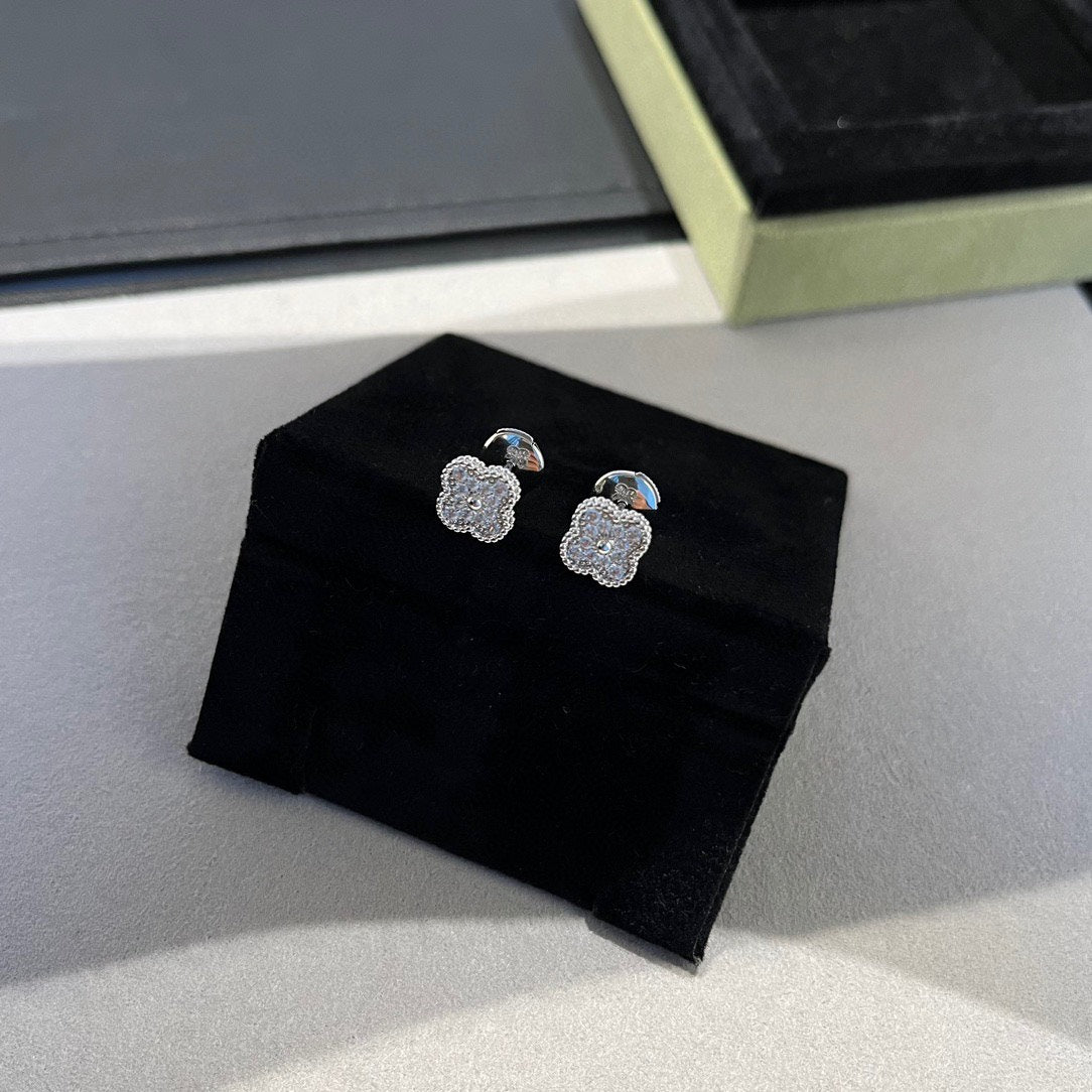 [sparkle Jewelry ]CLOVER MINI DIAMOND STUD EARRINGS